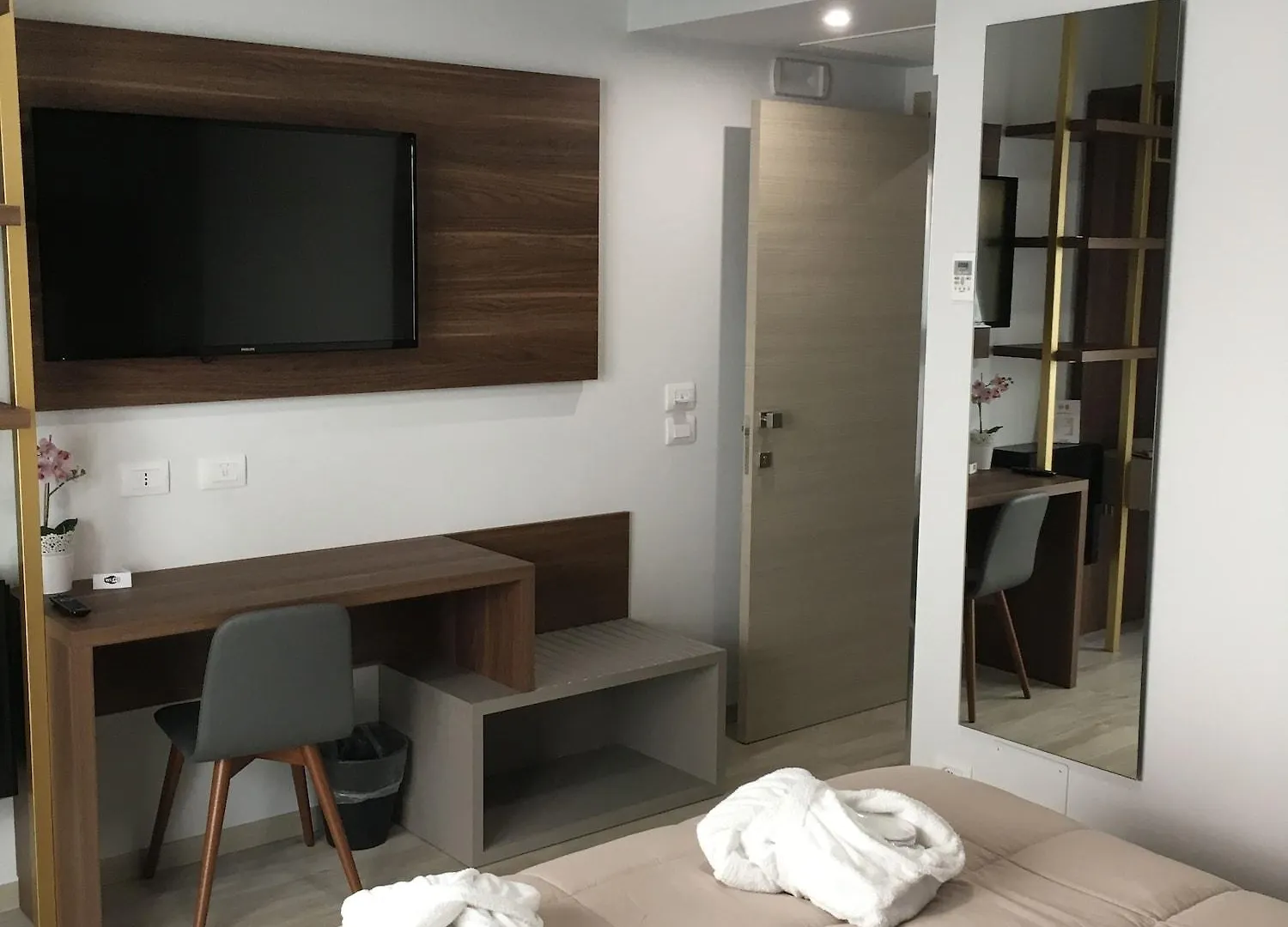 8Room Hotel CTA