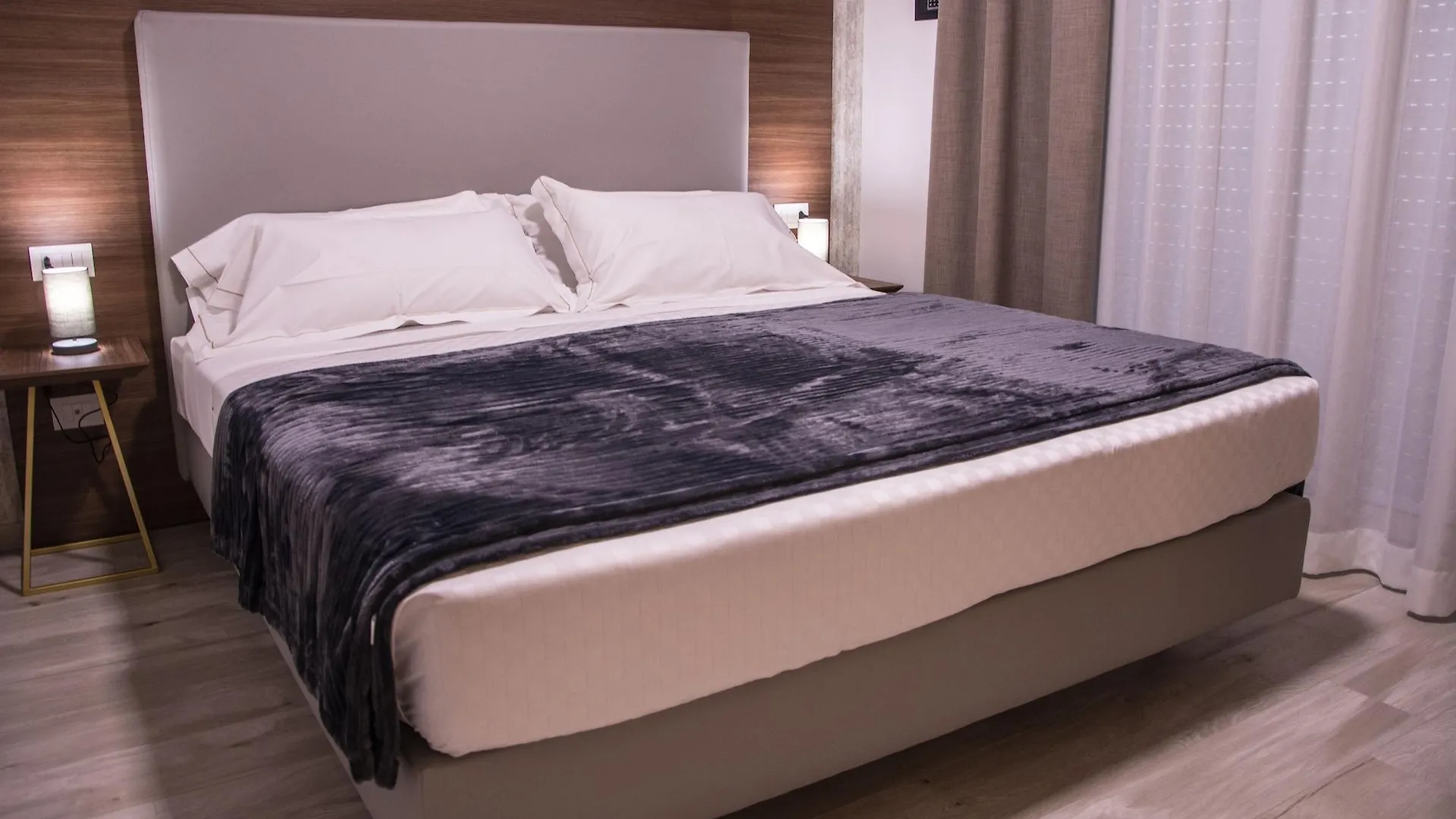 8Room Hotel CTA