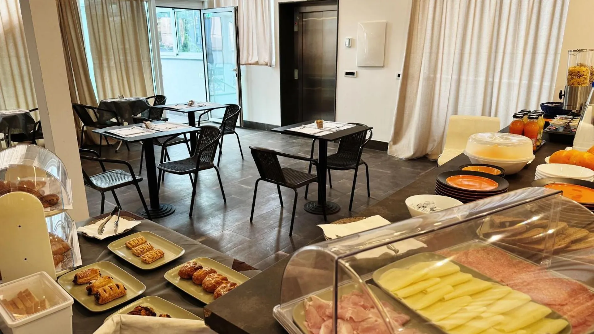 8Room Hotel Katania