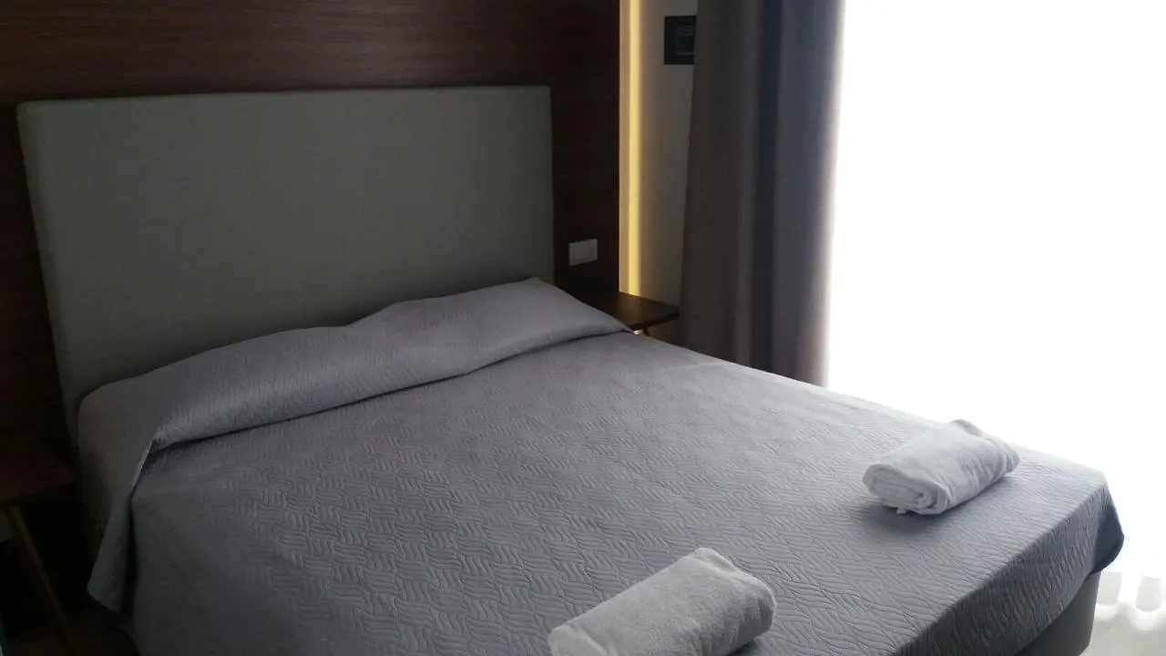 8Room Hotel CTA 4*,