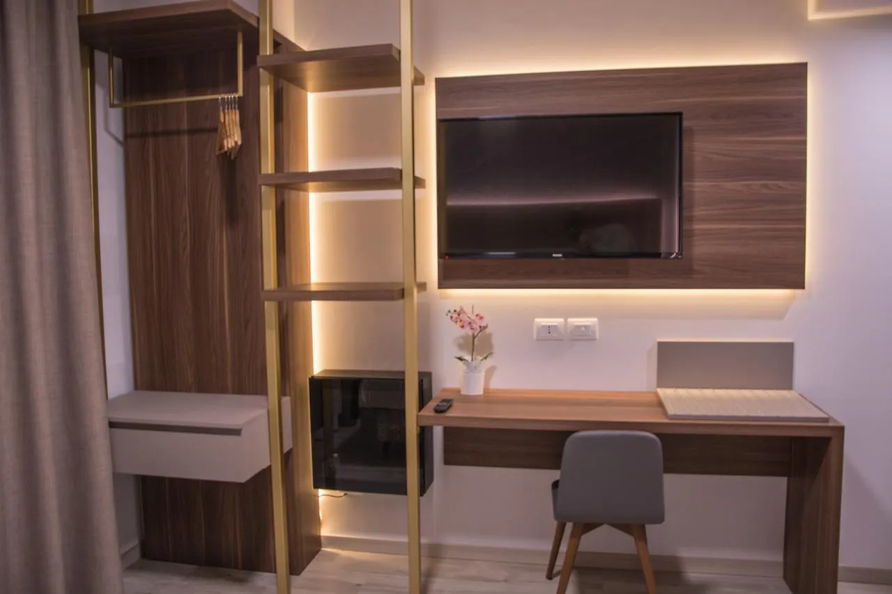8Room Hotel CTA