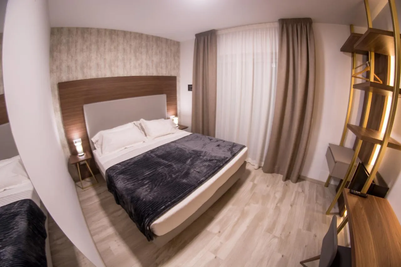 8Room Hotel CTA