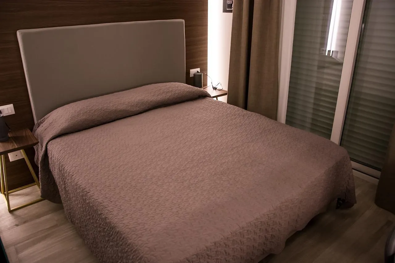8Room Hotel CTA