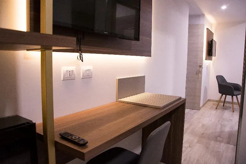 8Room Hotel CTA 4*,