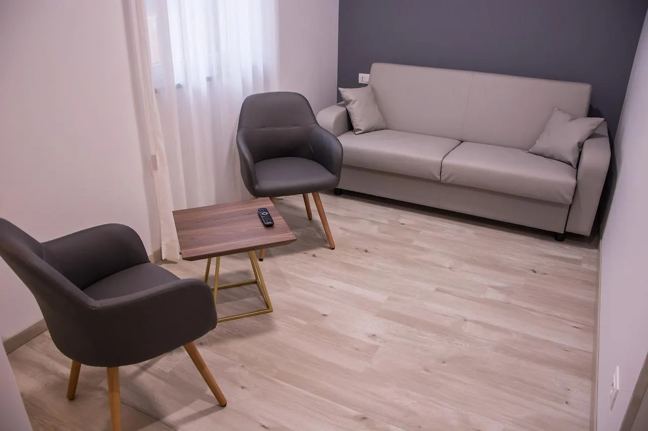 8Room Hotel Catania 4*,