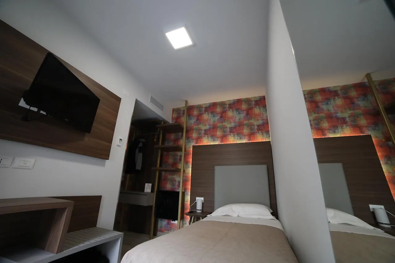 8Room Hotel Catania 4*,