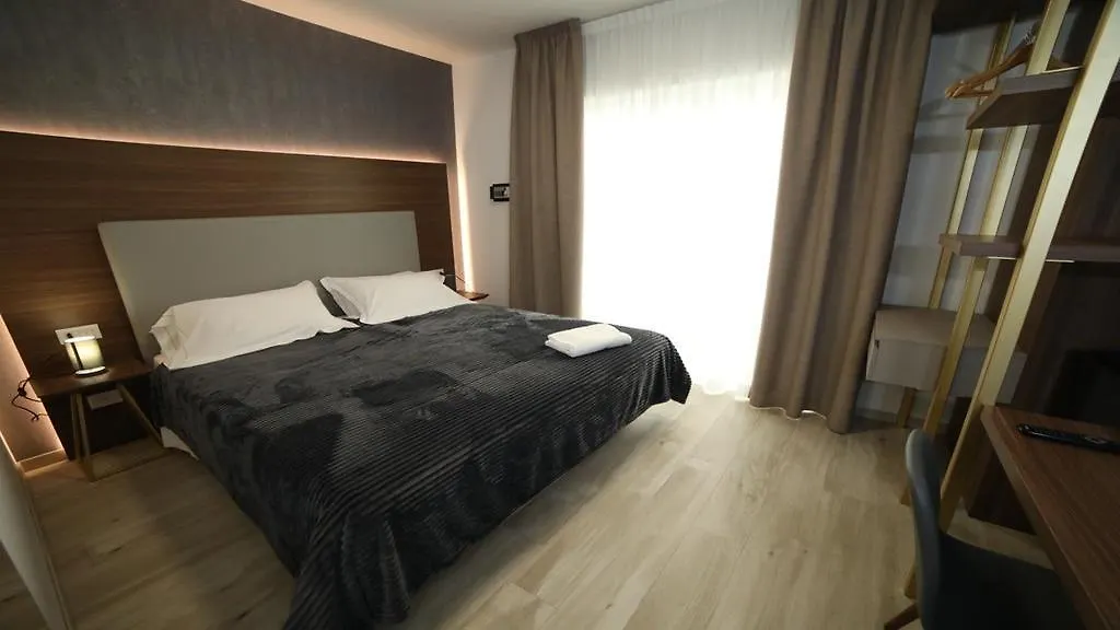 8Room Hotel Catania 4*,